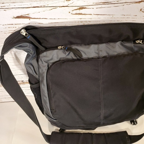 Jansport cross-body back pack - Picture 3 of 8